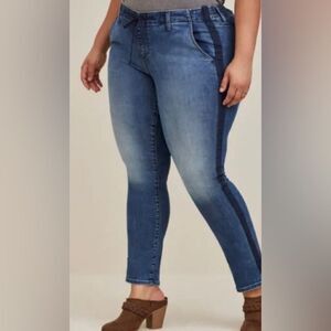 Torrid women’s 4x pull on Venus side stripe elastic waist jeans crop new